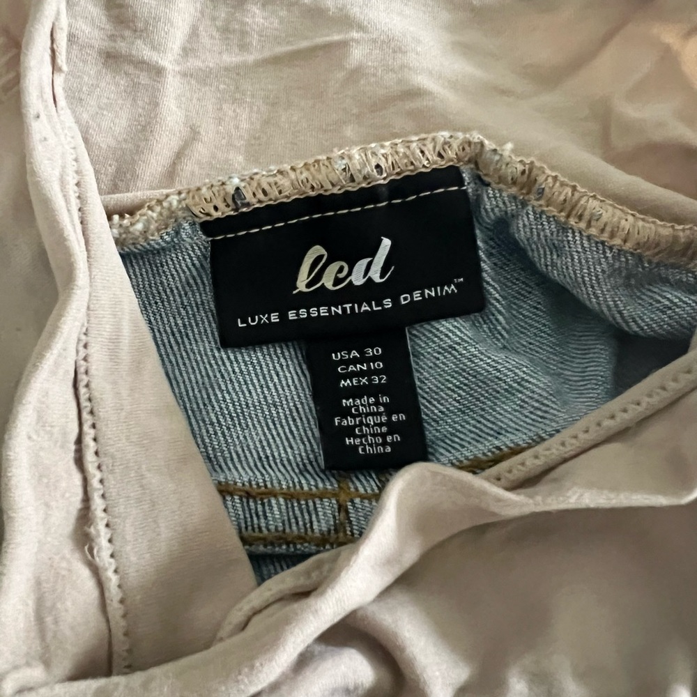 LED Maternity Ripped Jeans - Picture 3 of 4